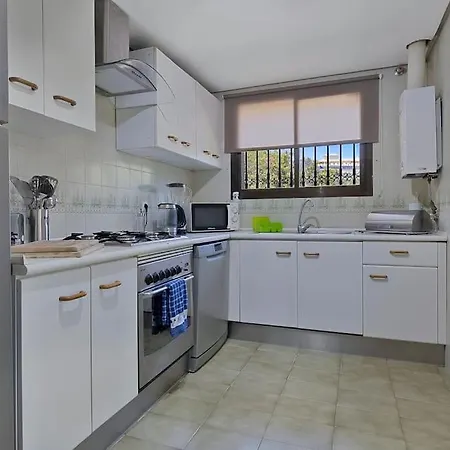 Marbella, Close To The Beach, Shared Pool, 5 Bedrooms Holiday home *
