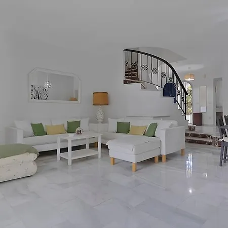 Marbella, Close To The Beach, Shared Pool, 5 Bedrooms *