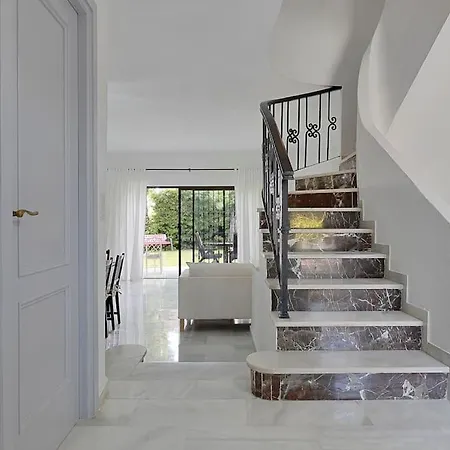 Marbella, Close To The Beach, Shared Pool, 5 Bedrooms Marbella