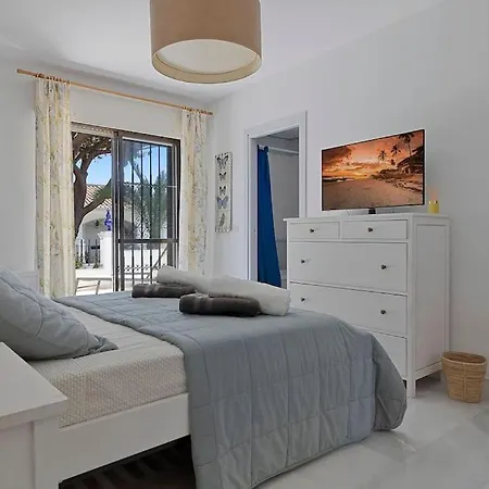 Hébergement de vacances Marbella, Close To The Beach, Shared Pool, 5 Bedrooms