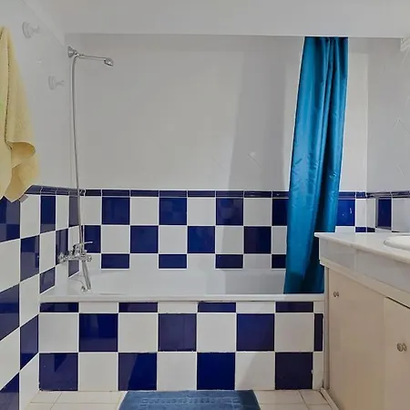 Marbella, Close To The Beach, Shared Pool, 5 Bedrooms بيت للعطل *