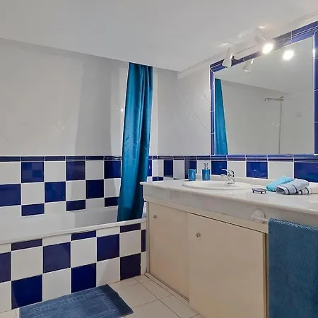 Marbella, Close To The Beach, Shared Pool, 5 Bedrooms بيت للعطل ماربيا