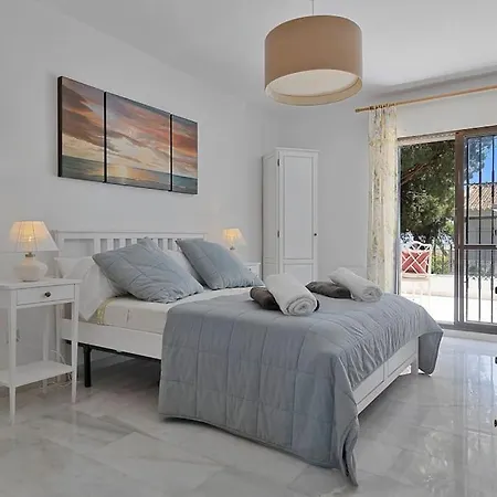Marbella, Close To The Beach, Shared Pool, 5 Bedrooms بيت للعطل