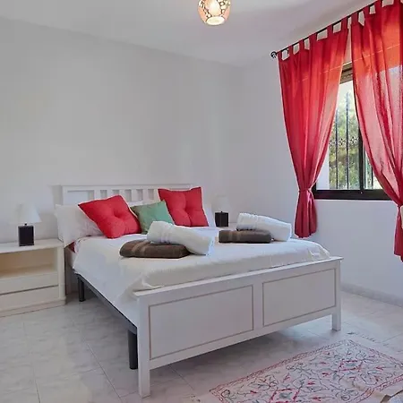 Marbella, Close To The Beach, Shared Pool, 5 Bedrooms بيت للعطل *