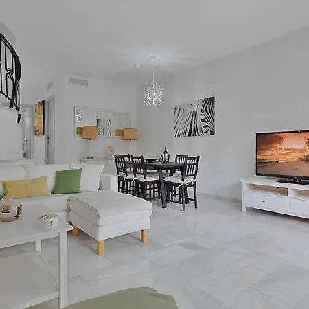 Marbella, Close To The Beach, Shared Pool, 5 Bedrooms Holiday home