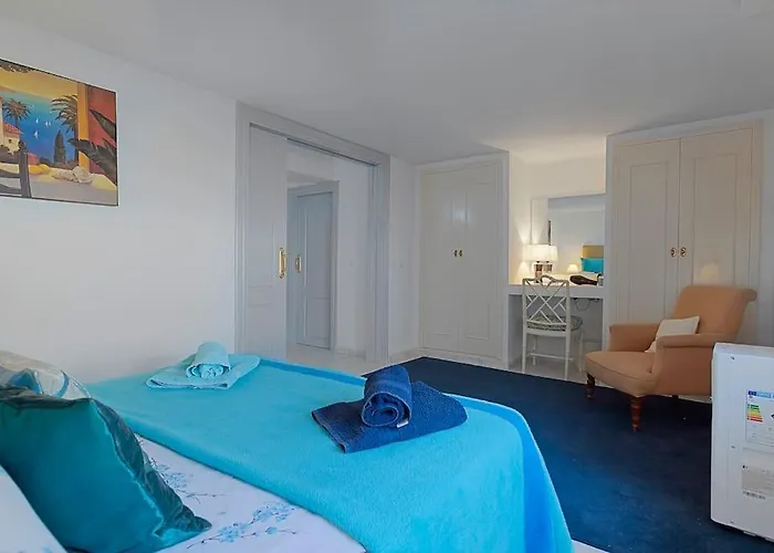 Marbella, Close To The Beach, Shared Pool, 5 Bedrooms 別荘 *