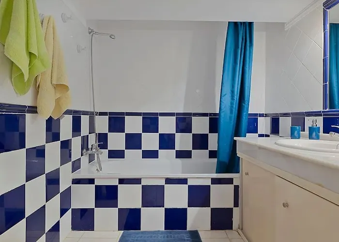 Marbella, Close To The Beach, Shared Pool, 5 Bedrooms 別荘 *