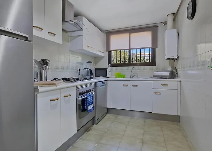 Marbella, Close To The Beach, Shared Pool, 5 Bedrooms 別荘 *